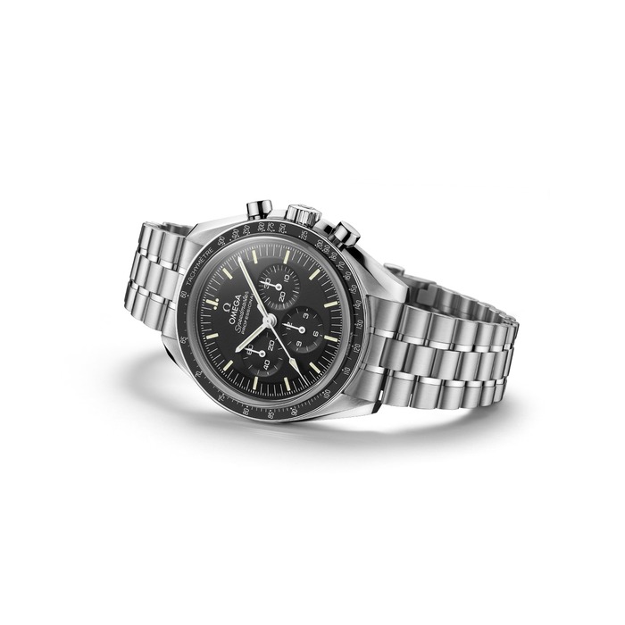 Omega-Speedmaster-Moonwatch-Master-Chronometer-watch-Hesalite_310-30-42-50-01-001-Saphire_310-30-42-50-01-002_clem-vercammen-7.jpg