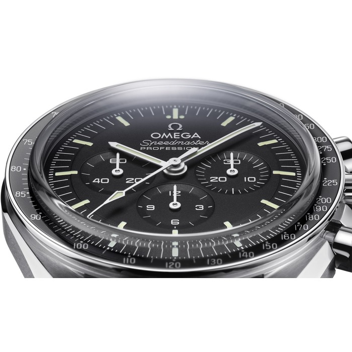 Omega-Speedmaster-Moonwatch-Master-Chronometer-watch-Hesalite_310-30-42-50-01-001-Saphire_310-30-42-50-01-002_clem-vercammen-22.jpg