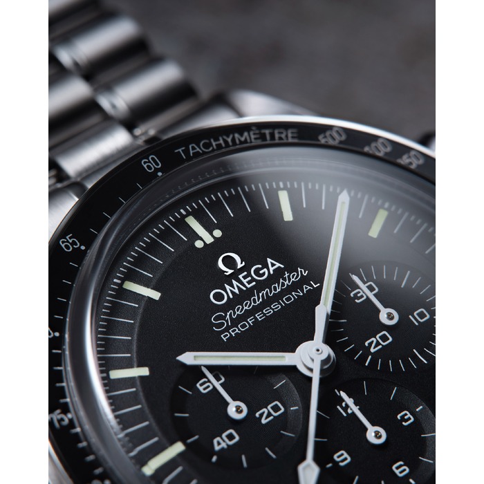 Omega-Speedmaster-Moonwatch-Master-Chronometer-watch-Hesalite_310-30-42-50-01-001-Saphire_310-30-42-50-01-002_clem-vercammen-20.jpg