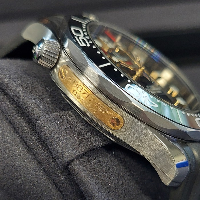 Omega_Seamaster_Limited-Edition_James-bon_21022422001004_82427-861_Juwelier_Clem_Vercammen-16.jpg