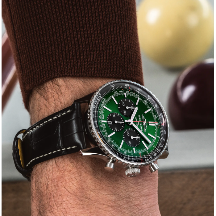 Breitling_Navitimer_B01_46_Green_AB0137241l1p1_Juwelier_Clem_Vercammen_6.png